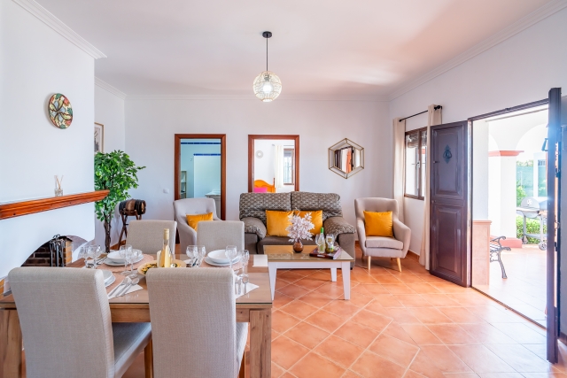Salon con mesa de madera