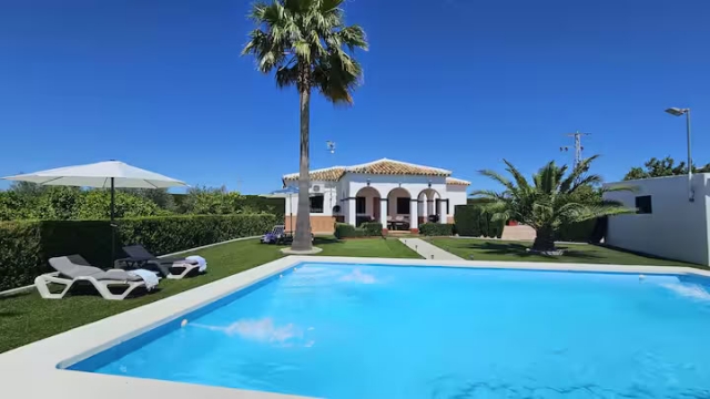 Amplia piscina en la casa