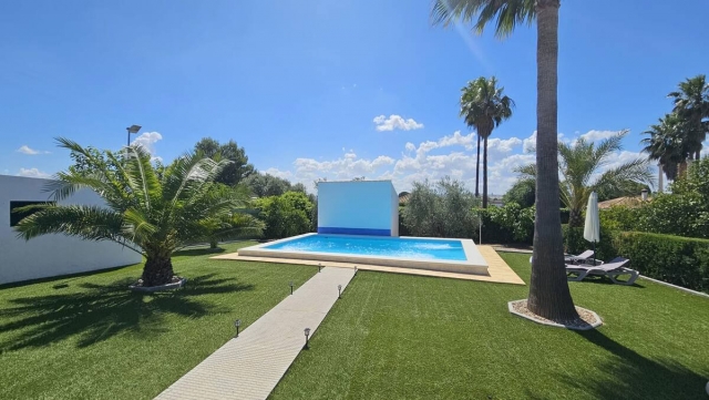 Amplia piscina exterior