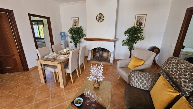 Sala amplia con chimenea