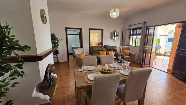 Sala amplia con mesa