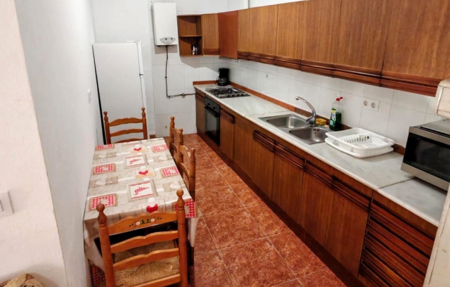 Cocina con mesa y sillas 