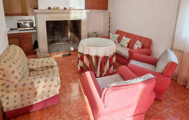 Sala amplia con chimenea