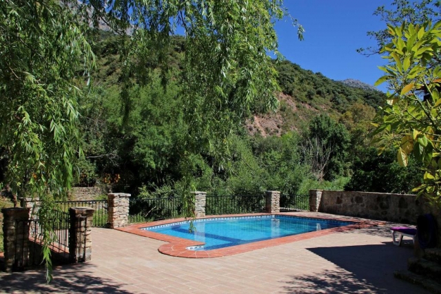 Amplia piscina exterior
