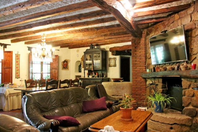 Sala amplia con chimenea