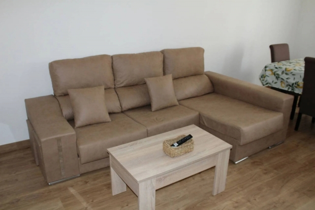 Sala amplia con sofa en L