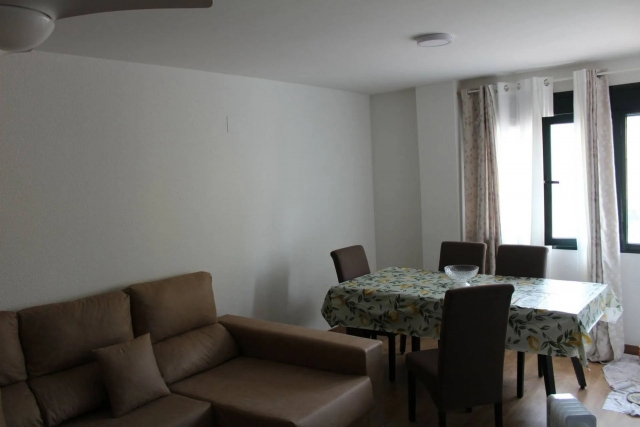 Sala de estar con mesa