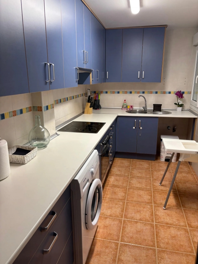 Cocina amplia en azul