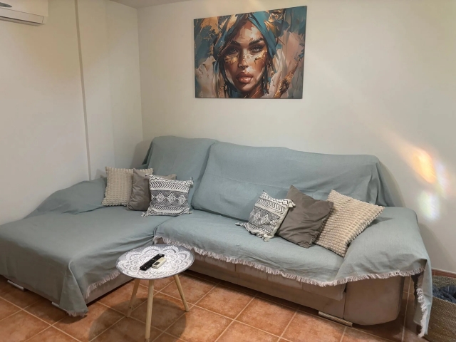Sala amplia con un sofá 