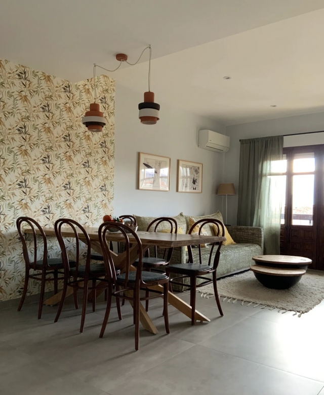 Sala amplia con mesa 