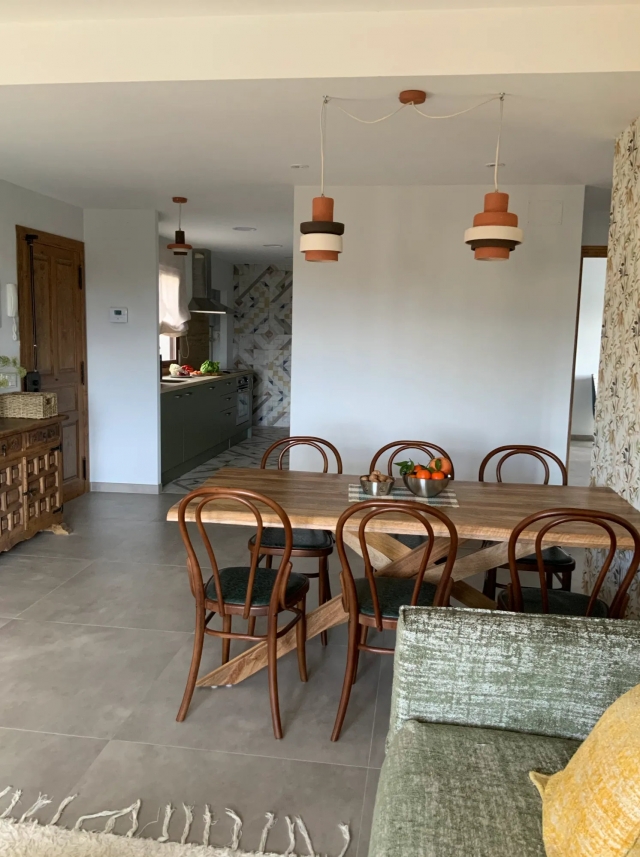 Sala amplia con mesa