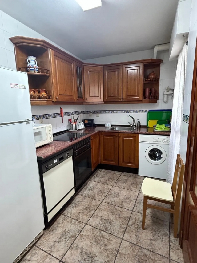 Cocina con armarios 