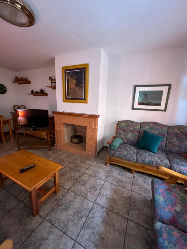 Sala amplia con chimenea