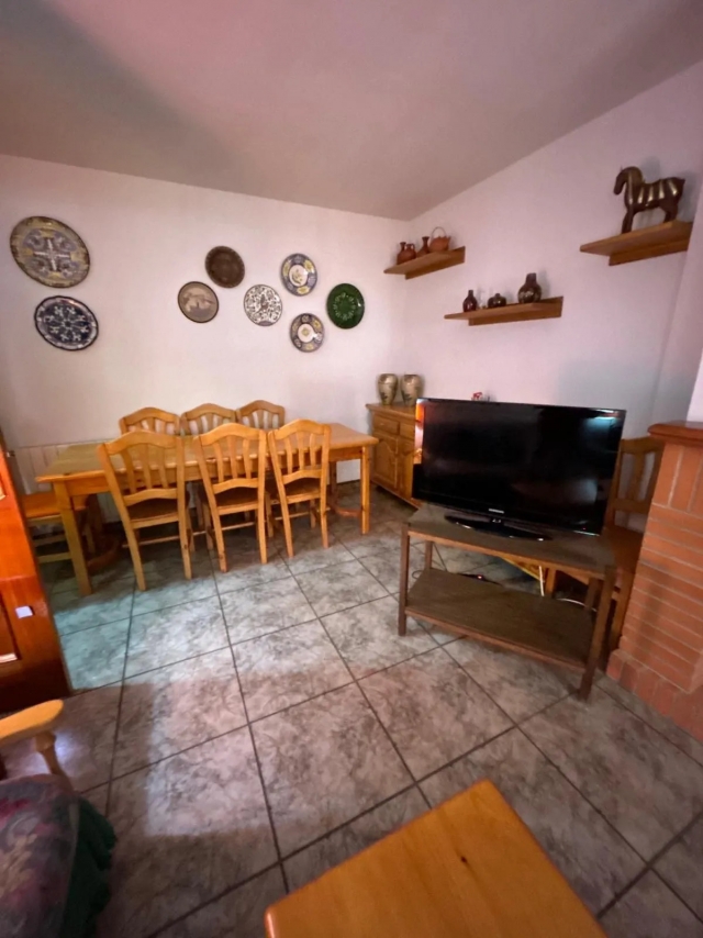 Sala amplia con mesa 