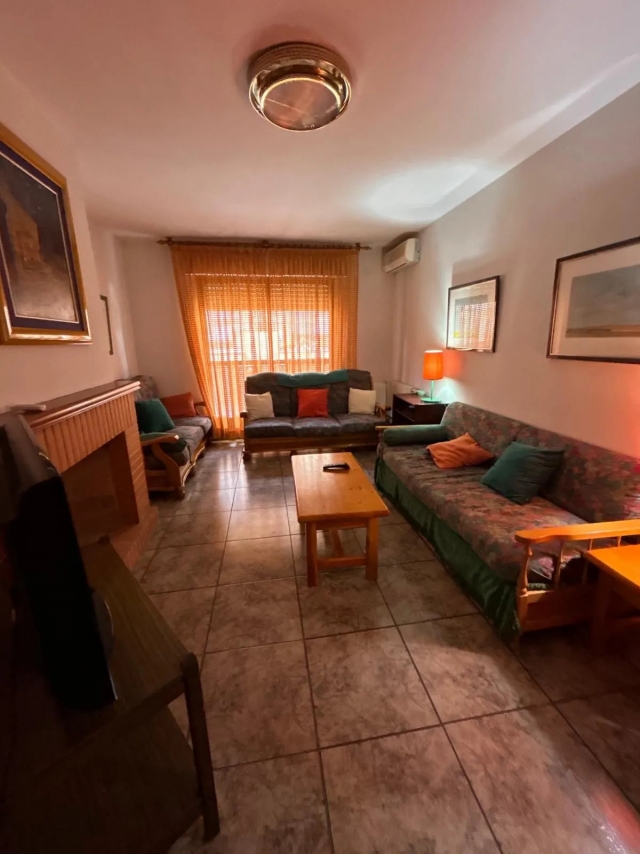 Sala amplia con ventana