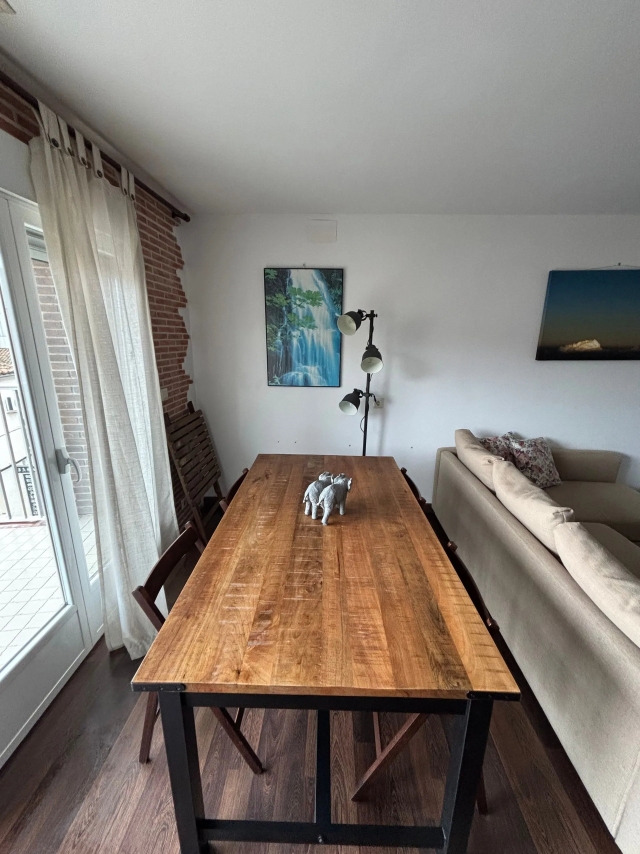 Sala de estar con mesa