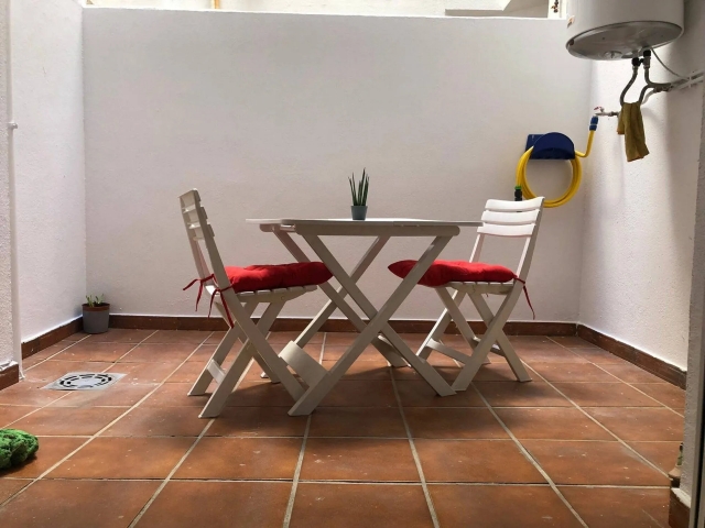 Amplia terraza con mesa