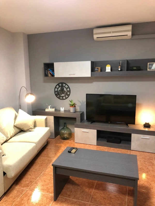 Sala amplia con un sofa 
