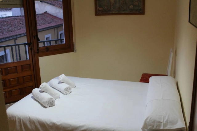 Dormitorio con cama doble