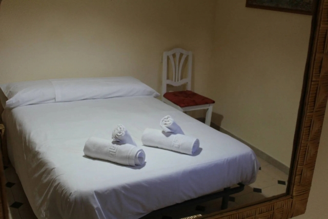 Dormitorio con cama doble