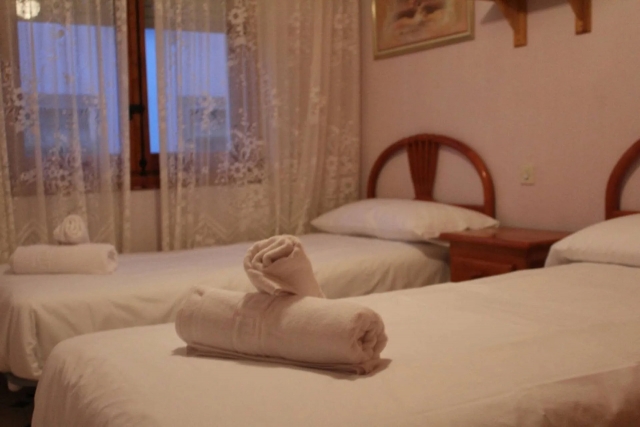 Dormitorio doble con toallas