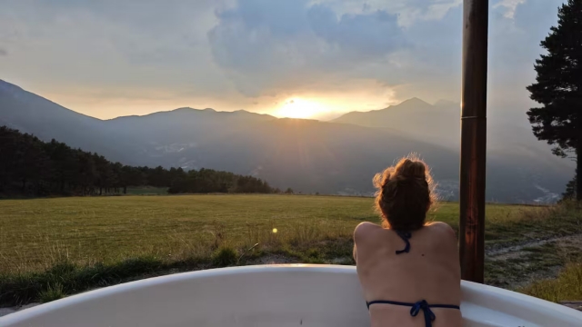 Amplio jacuzzi exterior