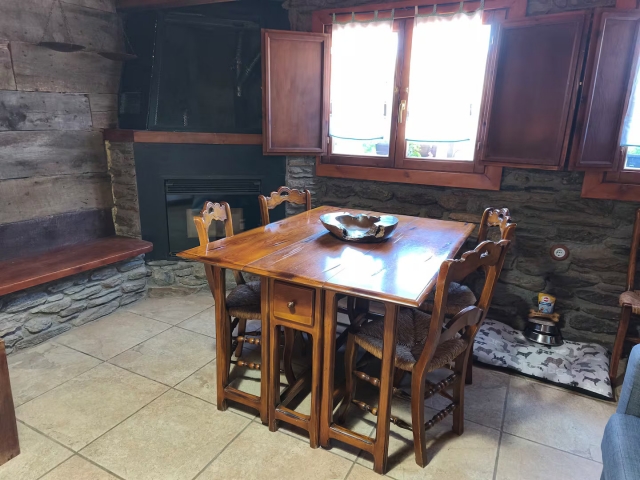 Sala con chimenea y mesa