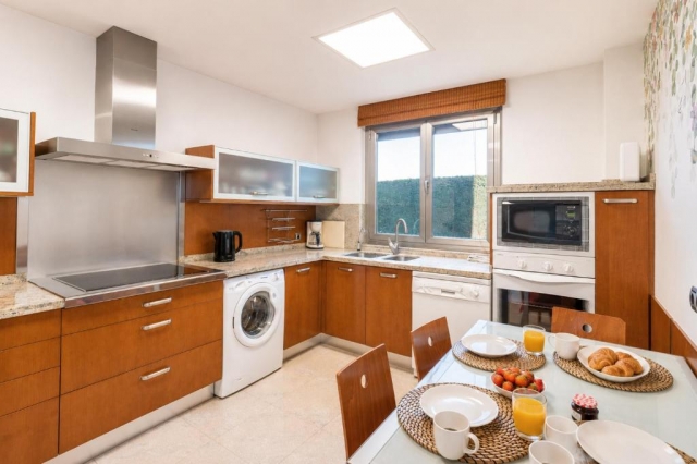 Cocina comedor con mesa