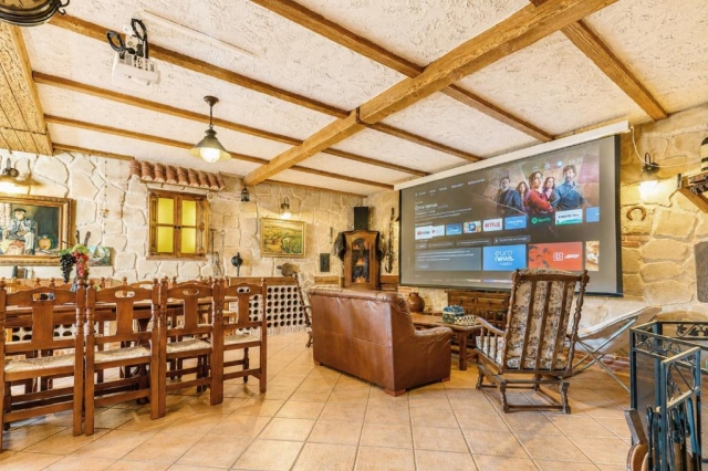 Sala amplia con proyector 