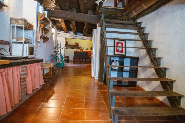 Cocina con escalera 