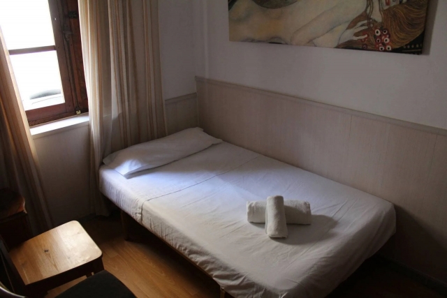 Dormitorio con cama 
