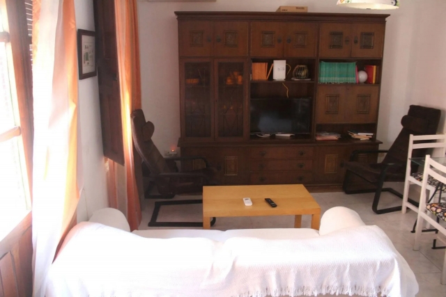 Sala amplia con un sofa 