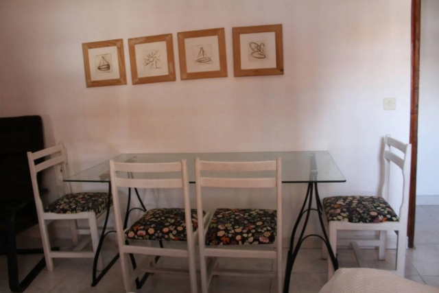 Sala de estar con mesa