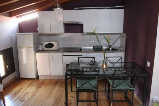 Cocina comedor con mesa
