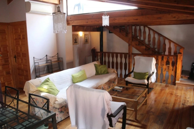Sala amplia con sillones 