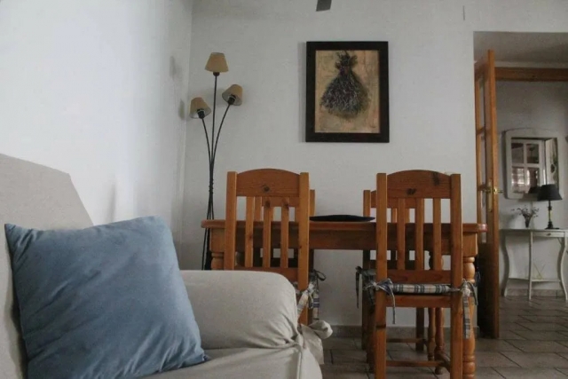 Sala amplia con la mesa