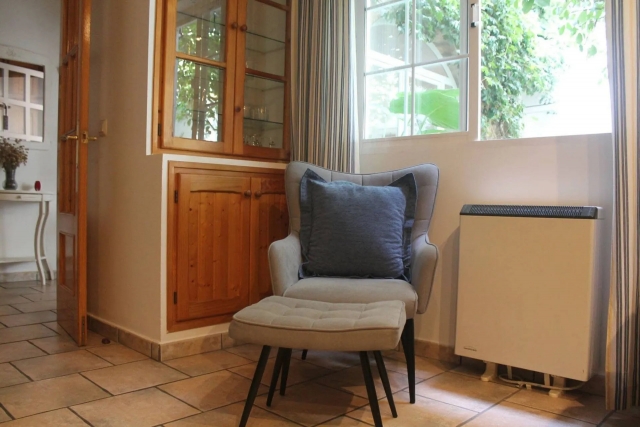 Sala amplia con un sillon 