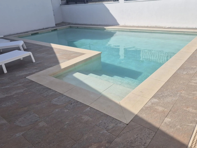 Amplia piscina 