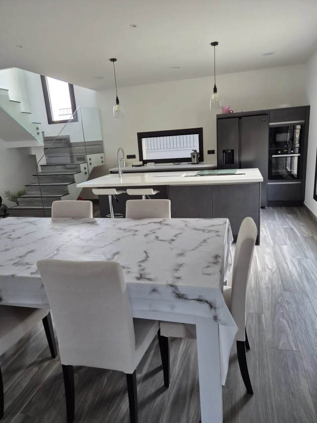Cocina junto a la mesa 