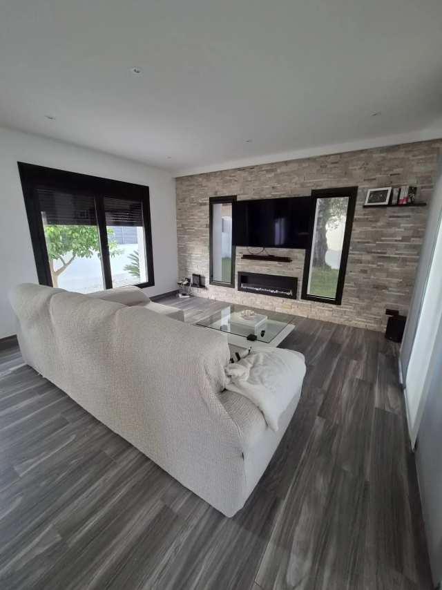 Sala amplia con chimenea