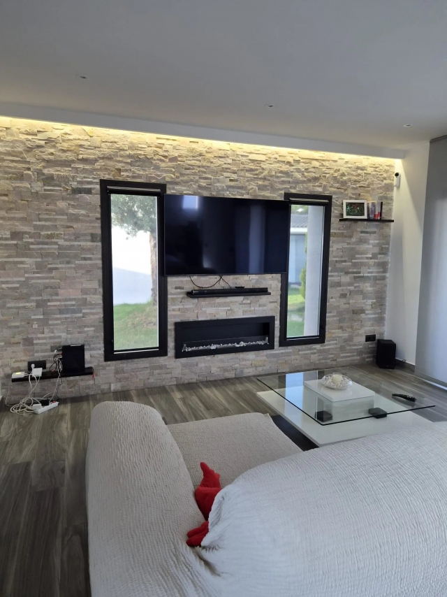Sala amplia con tele