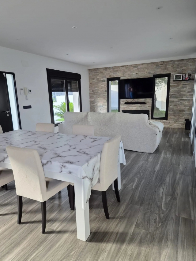 Sala amplia con una mesa