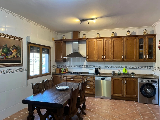 Cocina amplia con mesa