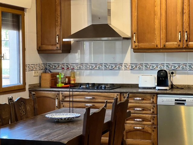 Cocina con mesa 