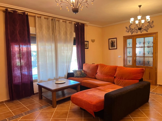 Sala amplia con sofas 