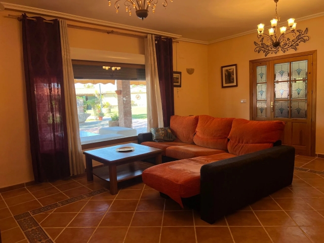 Sala amplia con sofas 