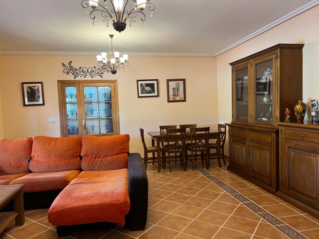 Sala amplia con su mesa
