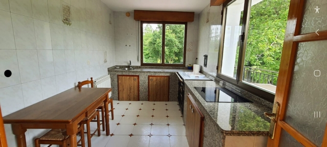 Cocina amplia con vistas