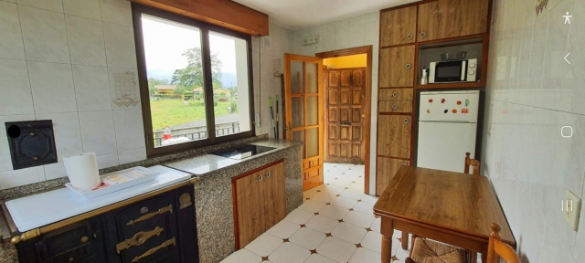 Cocina con mesa