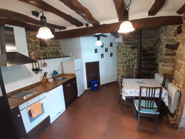 Cocina con mesa